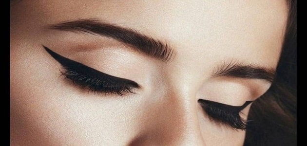 At sætte eyeliner i en drøm for enlige kvinder