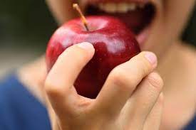 تفسير التفاح في المنام لابن سيرين والإمام الصادق وتفسير أكل التفاح في المنام