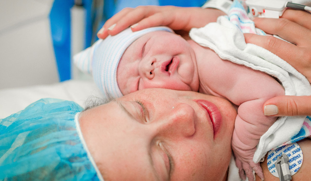 تفسير حلم الحمل والولادة للعزباء لابن سيرين