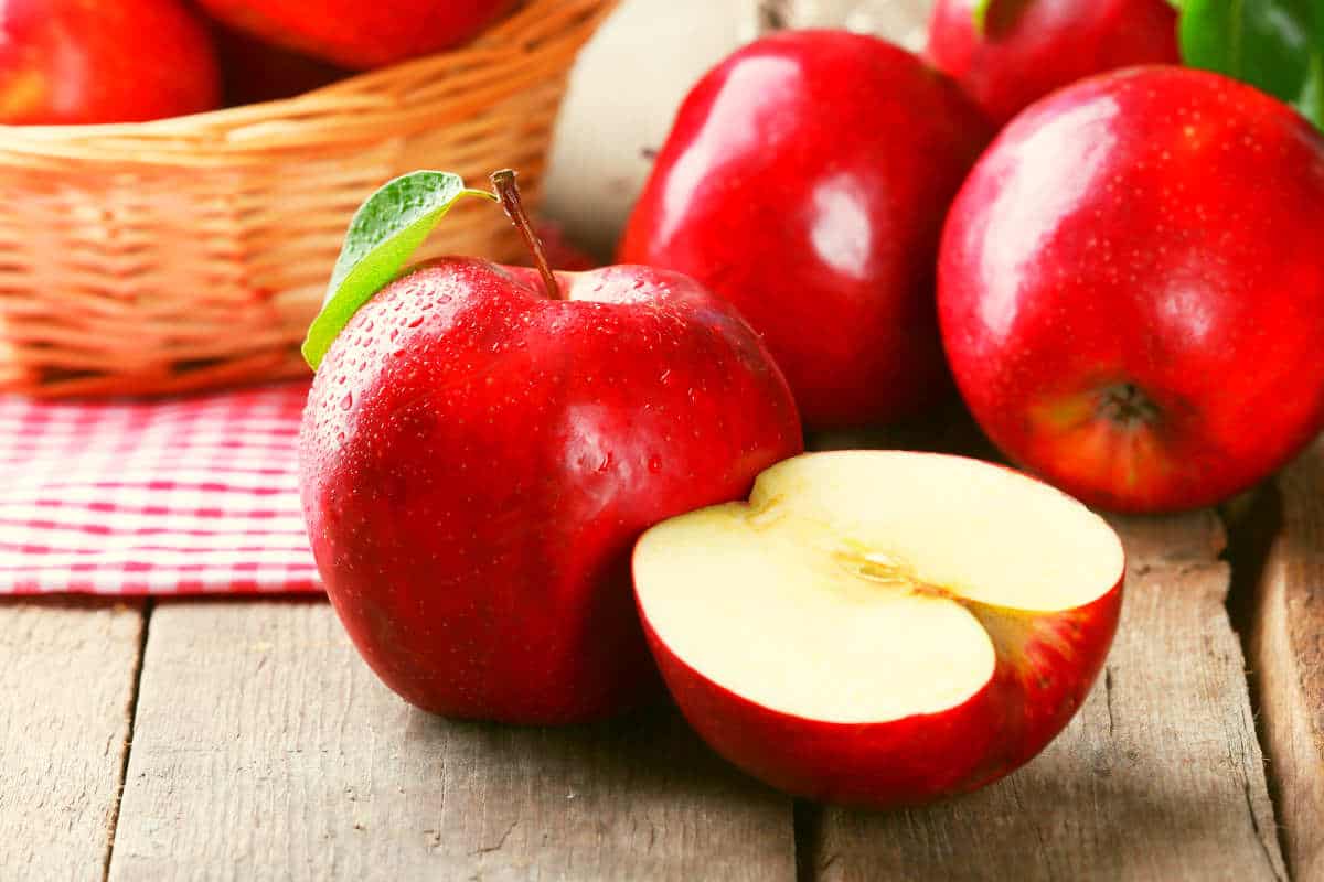 تفسير رؤية التفاح الأحمر في المنام
