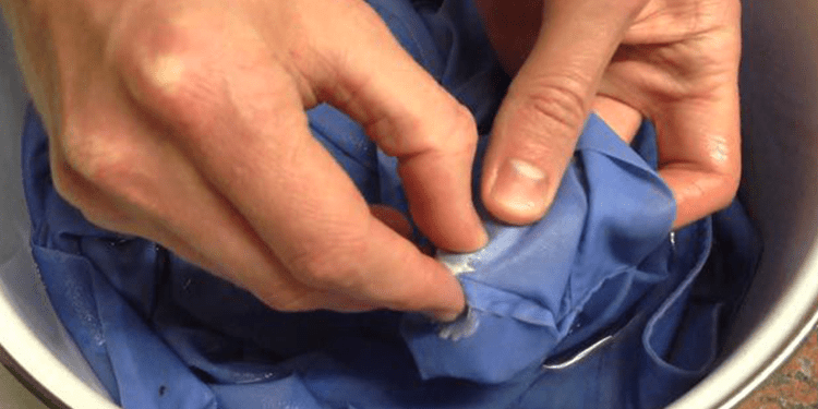 كيفية إزالة السوبر جلو عن الملابس