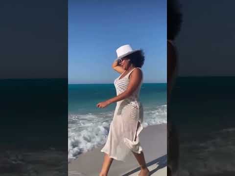 رانيا يوسف تستمتع بالبحر 