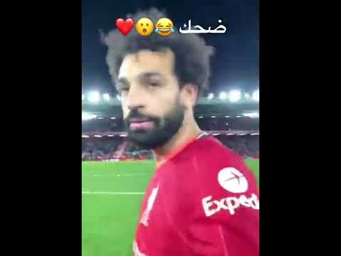 اقتحم أحد المشجعين الملعب ليلمس محمد صلاح ويطلب تيشيرت، ورد فعل صلاح 