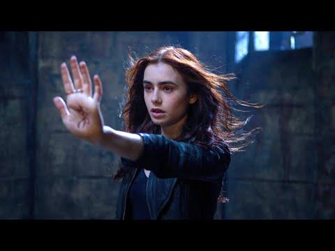 فتاة تتمتع بقدرات سحرية منذ الطفولة تجعلها تواجه جيشًا من السحرة ومصاصي الدماء The Mortal Instruments 