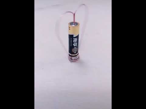 صنع محرك كهربائي بسيط بمغناطيس صغير وقلم بطارية وقطعة من الأسلاك النحاسية 