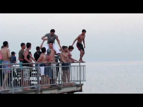 قفزات لشباب عرب على البحر في تركيا 