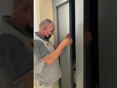 طريقة فتح باب المصعد في حالة وقوف المصعد 