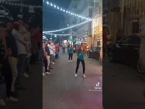 بنت ترقص في الشارع 