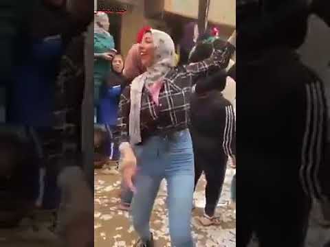 رقص بنات في الشارع على مهرجانات اتحدك كرجل ترقص زيهم 
