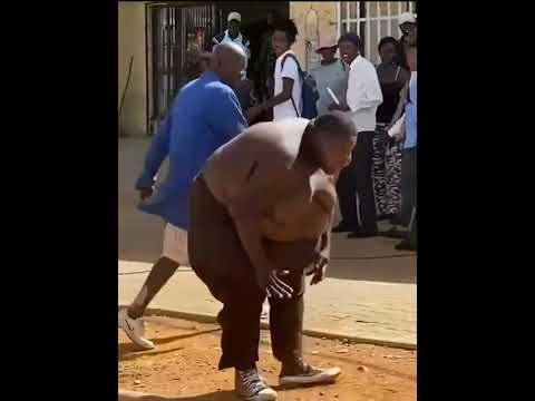 مشهد مضحك لرجل افريقي سمين يرقص 