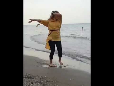 رقص مست دختر افغانی کنار دریایی شمال ببین چیکار میکنه این دختر با اهنگ ایرانی 