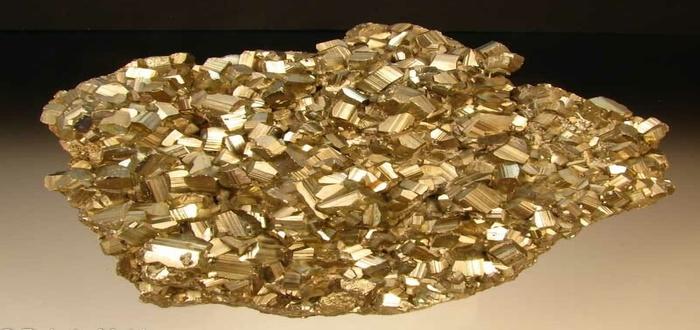 لماذا سمى معدن البيريت بالذهب الزائف