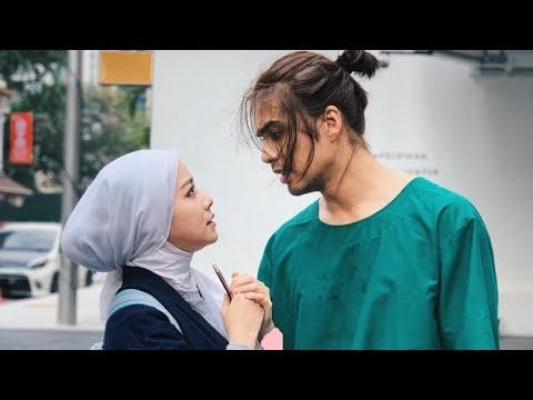 شاب مشهور يحلم بفتاة غامضة، وعندما يقابلها يكتشف أنها صماء. ملخص المسلسل الماليزي احلام سعيدة 