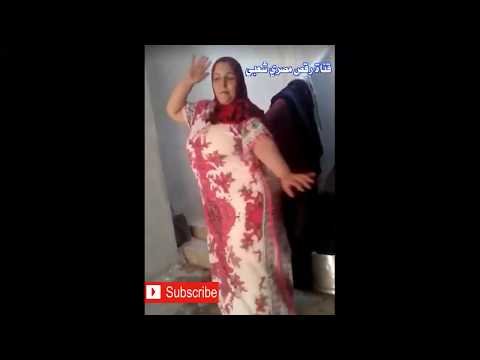 امرأة فلاحية ساخنة ترقص في المنزل 