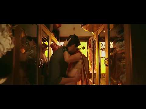 كاترينا كايف قبلة مع سيدهارت مالهوترا في فيلم Baar Baar Dekho 