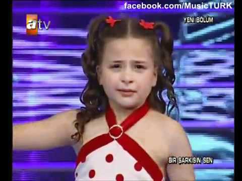 YouTube الطفلة التركية التي أبكت الجمهور مترجمة للعربية 