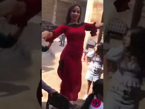 رقص فاجر من بنت فى نص الشارع بقميص النوم الاحمر جننت شباب مصر 