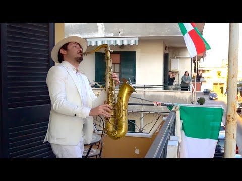 Bella Ciao شرفة SAX الأداء في إيطاليا 