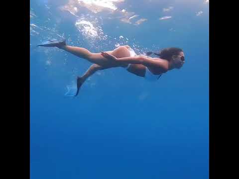 جورجينا تتحدى رونالدو بالغطس تحت الماء 