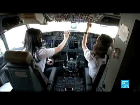 نساء مصريات يقدن طائرات مصر للطيران 