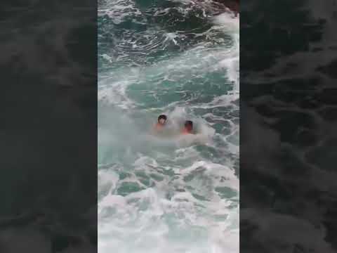 شاهد فيديو ل شاب مغربي ينقذ صديقه من الغرق في البحر بمدينة الدار البيضاء 