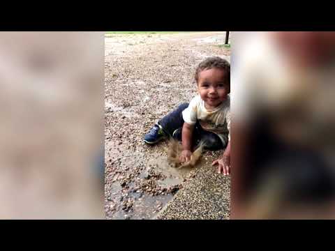 الأطفال الصغار مغطاة بالطين فيديو مضحك للأطفال 