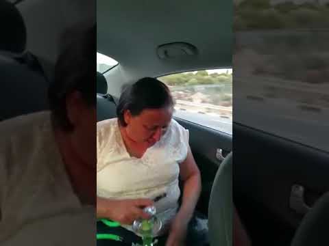 امرأة تشرب الشيشة في السيارة تموت ضحك 