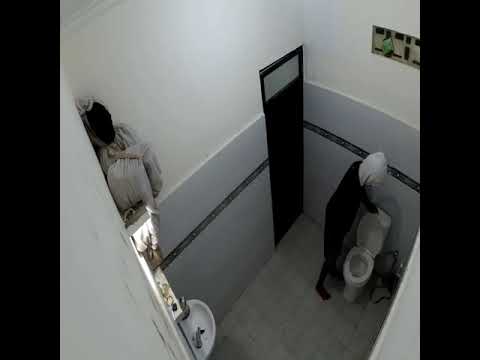 الكاميرا الخفية على شباب داخل مرحاض 