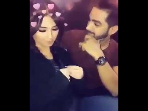 يقبل حبيبته 