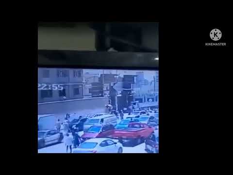 شاهد قبل الحذف لحظة ذبح طالبه المنصوره من زميلها أمام بوابة لحظة ذبح طالبه المنصوره ذبح طالبه 