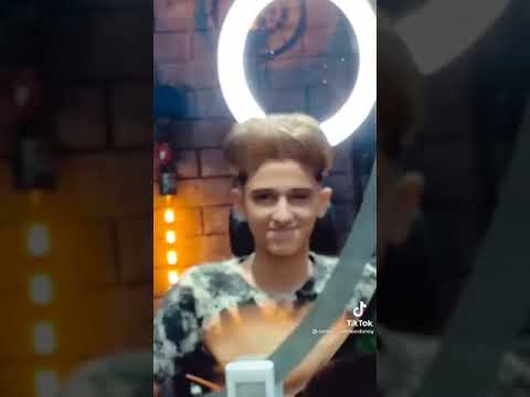 سامر المدني يلعب بحاجبيه وهو عند الحلاق. تيك توك سامر المدني 